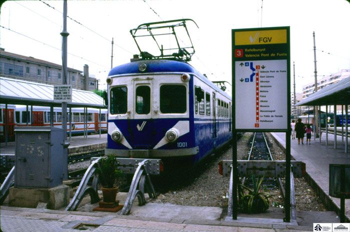 1997. Unidad eléctrica de la serie 1001 de los Ferrocarrils de la Generalitat Valenciana (1997) Foto Vía Libre.  Archivo Histórico Ferroviario.