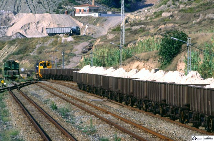 1997. Tren de mercancías con vagones de bordes altos de Ferrocarrils de la Generalitat de Catalunya. (1997). Foto Vía Libre.  Archivo Histórico Ferroviario. 