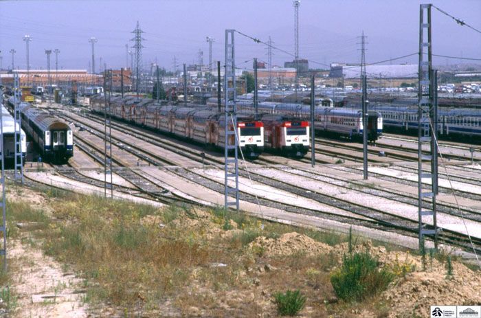 1997. Playa de vías de Fuencarral  (Madrid) con material remolcado y unidades de la serie 450. (1997). Foto Vía Libre.  Archivo Histórico Ferroviario.