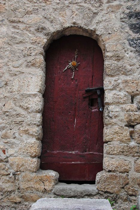 Puerta interior de la Barbacana, con un cardo protector.