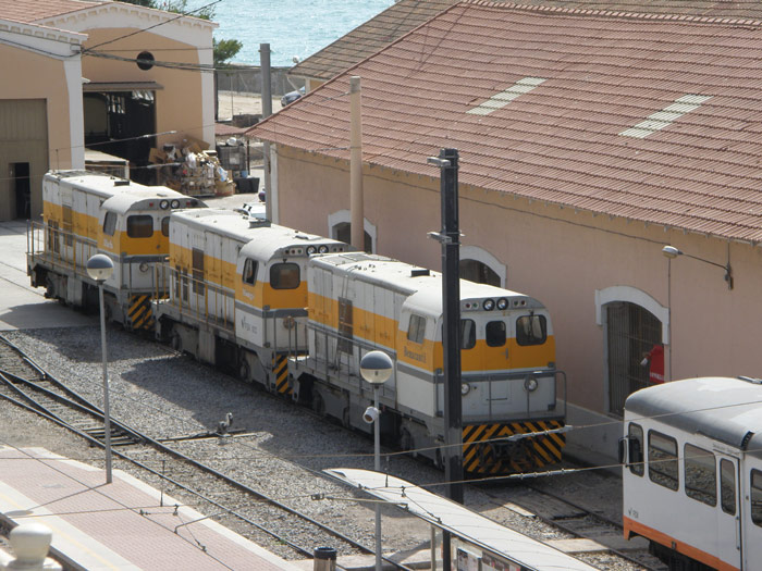 Material de tracción diesel en servcio en esta línea hasta Denia en las cocheras de Alicante