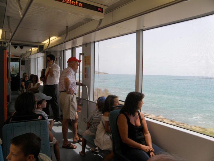 Un tram costero, con amplios ventanales