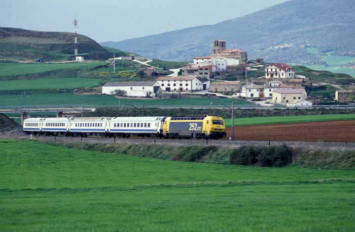 Los trenes Estrella han sido progresivamente sustituidos por el servicio de mayor gama denominado «Trenhotel».