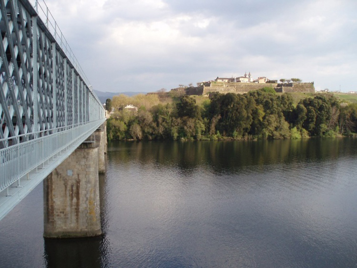 Vista del puente internacional, el Miñó y al fondo la ciudadela portuguesa de Valença. Foto Eduardo Cerqueira.