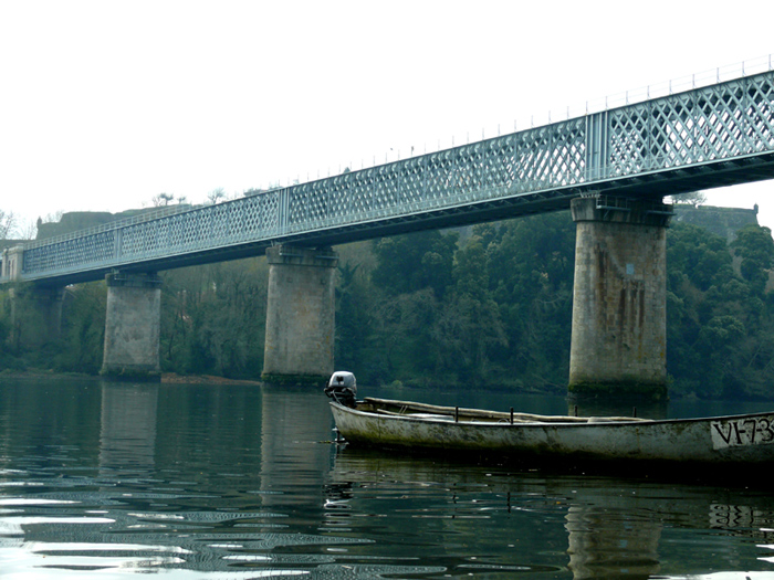 Una barca reposa al pie del viaducto mixto. Foto A. Rial Tobías