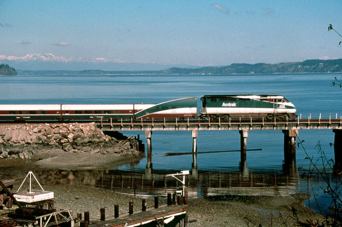 Talgo de Amtrak atravesando un viaducto en EE.UU.