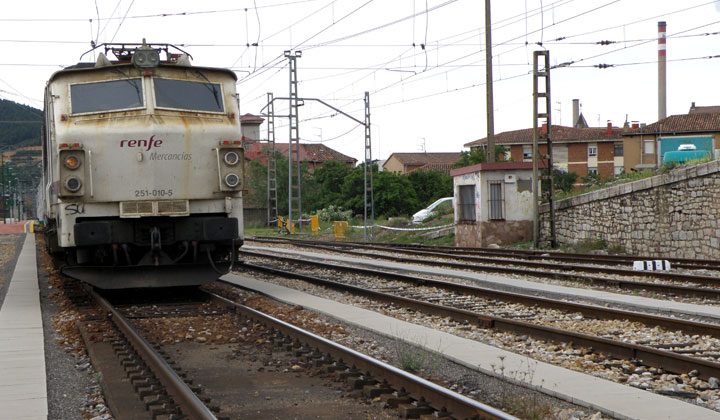 La locomotora 251-010 responsable de la tracción del tren de pruebas