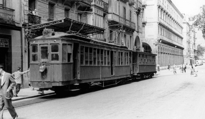 Entre 1912 y 1954, los trenes del «Topo» accedían hasta el centro de San Sebastián de forma análoga a un tranvía. Fotografía de G. Massino