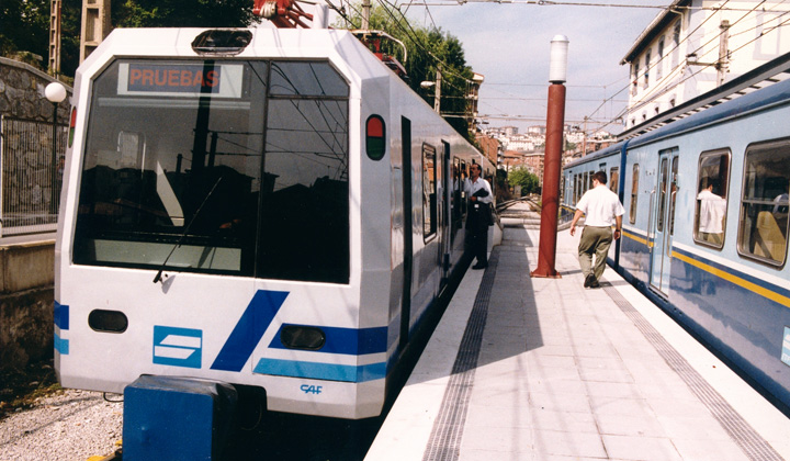 EuskoTren prosiguió la labor de modernización del «Topo» iniciada por Feve con la introducción de la nueva serie 300. Fotografía de Juanjo Olaizola Elordi
