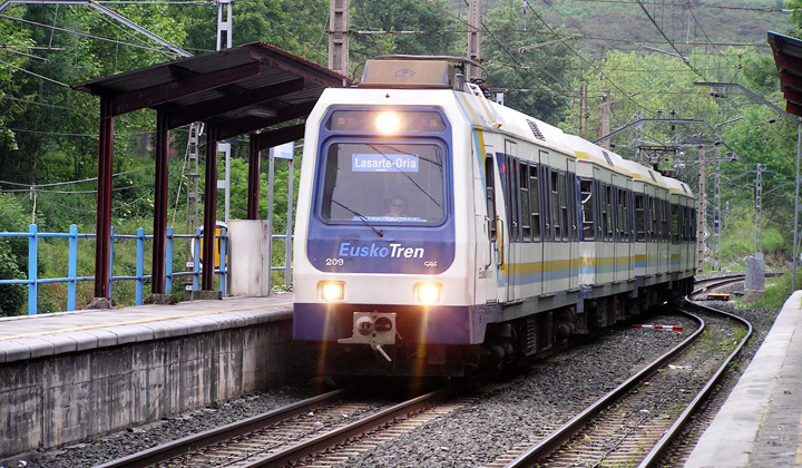 En 1996, las unidades de la serie 200 de EuskoTren asumieron el servicio del «Topo». Fotografía de Hodei Goldarazena