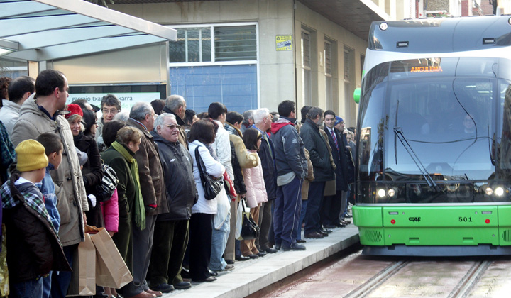 El 22 de diciembre de 2009 entró en servicio la primera fase del tranvía de Vitoria. De inmediato registró un gran éxito de demanda.
