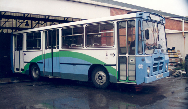 Buena parte de los autobuses de Vitoria eran, hasta los años ochenta, de pequeñas dimensiones, dada la baja demanda que registraba el servicio. Fotografía de Javier Vivanco.