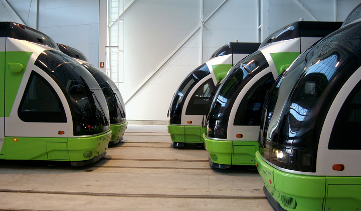 Cinco de los nuevos tranvías de Vitoria estacionados en las cocheras de Ibaiondo.