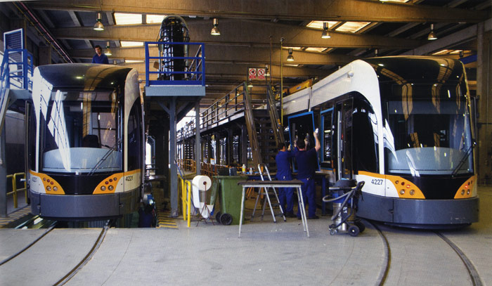Las cocheras y talleres de Tarongers, construidas para el mantenimiento y estacionamiento de los tranvías de la L4