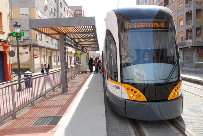 El tranvía regresaba a la capital del Túria después de 24 años. Se inauguró una nueva línea de 9,8 km de via doble en ancho métrico