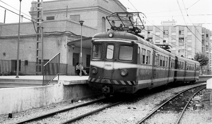 Una composición de la serie 1000 fotografiada en la estación de Torrent, uno de los principales generadores de tráfico del «trenet» de la Ribera. Fotografía de Juanjo Olaizola.
