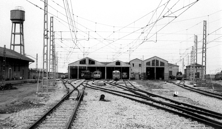 Tras la clausura de las cocheras de Valencia-Jesús, el mantenimiento de las unidades del «trenet» de la Ribera se trasladó a las nuevas instalaciones de Torrent. Fotografía de Juanjo Olaizola.