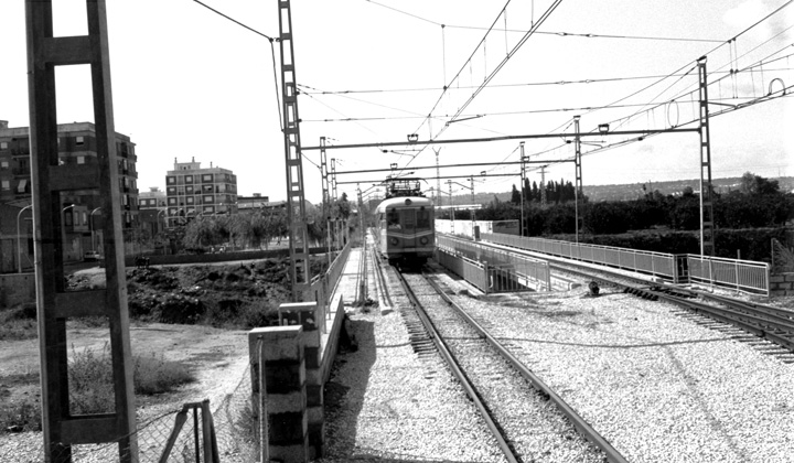 En 1977, Feve duplicó la vía del trenet de la Ribera entre Paiporta y Picanya. Fotografía de Juanjo Olaizola.