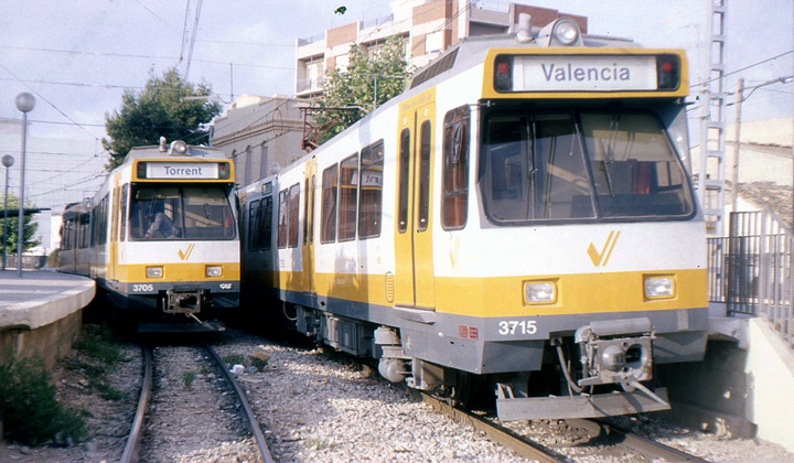En 1987 la gestión del «trenet» de la Ribera pasó a manos de los Ferrocarrils de la Generalitat de Valencia. Fotografía de Juanjo Olaizola.