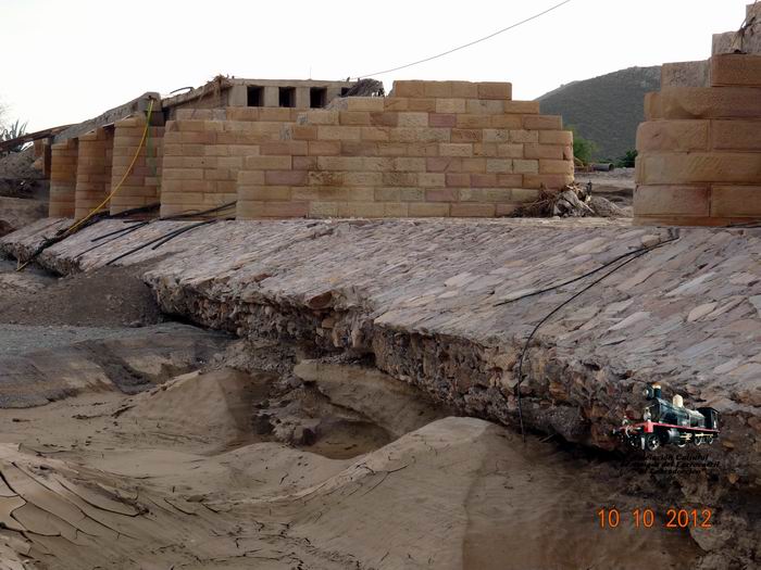 La losa donde apoyan los pialres del puente de Nogalte quedó descalzada por la fuerza del agua