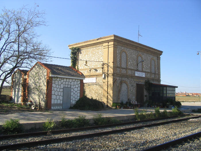 Edificio de viajeros de la estación de Villaluenga-Yuncler, empalme con la línea Madrid-Portugal