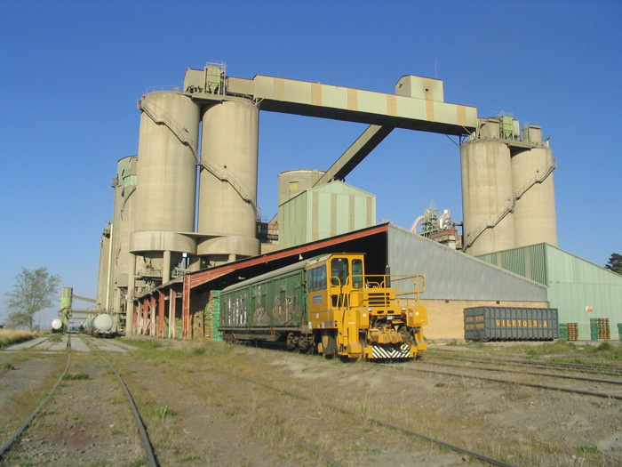 Cargadero de Villluenga, con un tractor bivial y varios vagones para mercancía paletizada, básicamente sacos de cemento.