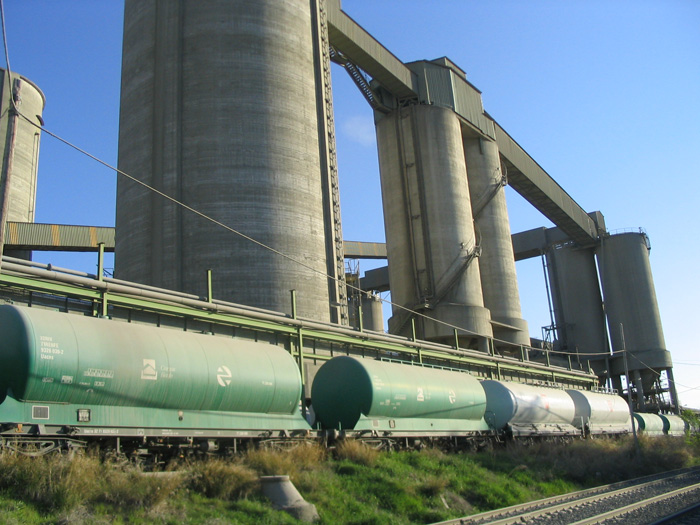 Vagones cisternas para cemento a granel en las vías de apartado de cargue de la ceentera