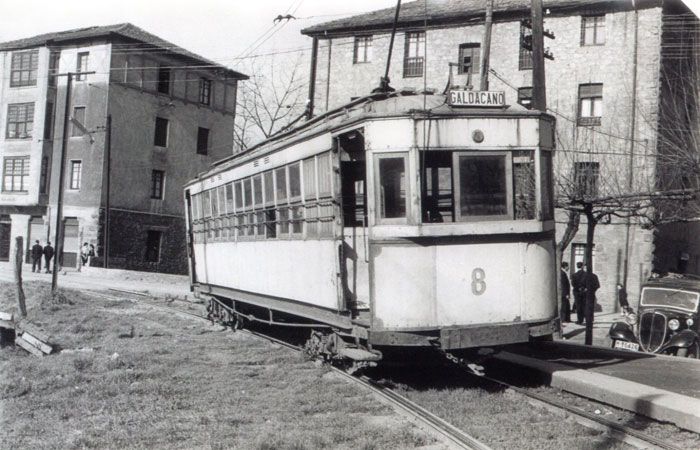 Tranvía a su paso por Galdakao. Archivo EuskoTren/Museo Vasco del Ferrocarril