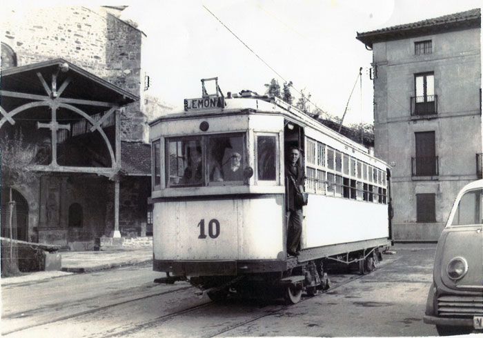 Tranvía fotografiado junto a la parroquia de Areatza (Villaro). Archivo EuskoTren/Museo Vasco del Ferrocarril