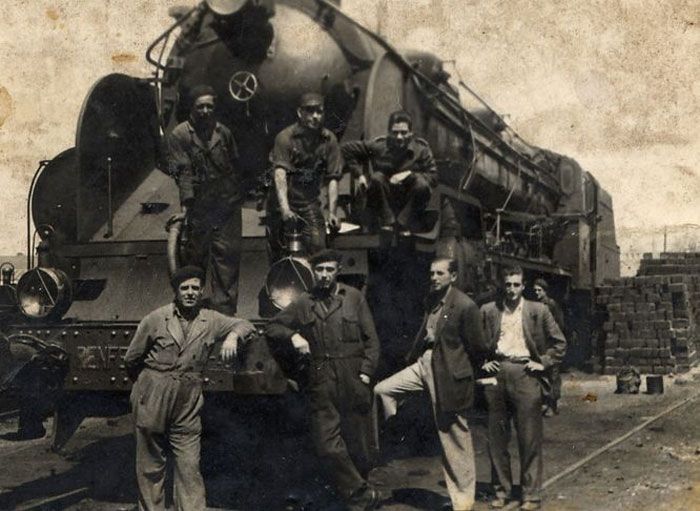 Año 1952.  Personal ferroviario del depósito de la estación de Madrid - Delicias