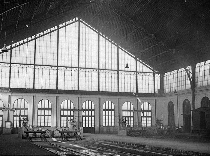 Vista parcial del interior del edificio de viajeros de la estación, 1954. Foto: Garrido Moreno , Vicente 
