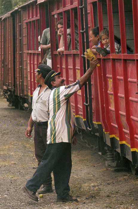 Cuando el tren se detiene, la tripulación aprovecha para saludar a los pasajeros