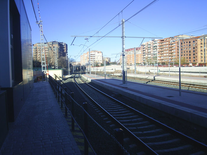 Salida hacia Miranda de Ebro. A la izquierda, andén principal que da acceso al vestíbulo de la estación provisional