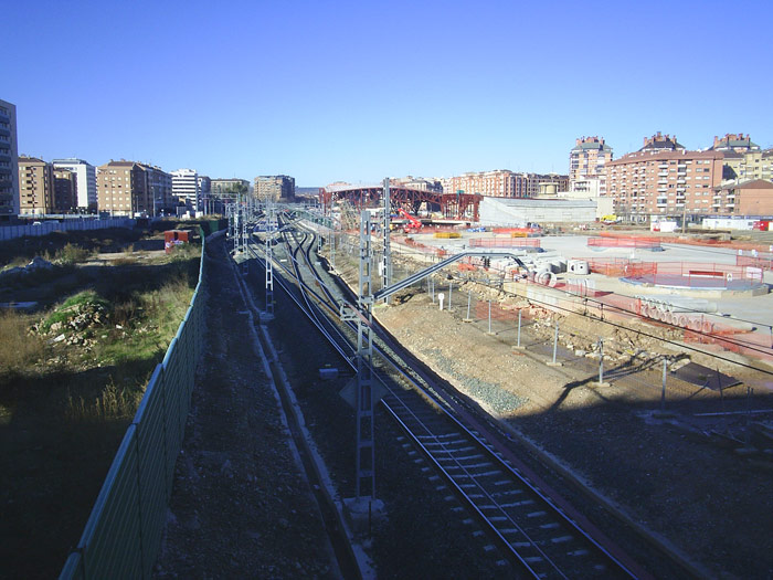 A la derecha de la imagen, estado de las obras de la nueva estación, cuya estructura ya puede apreciarse (febrero 2010). Los andenes dispondrán de iluminación natural a través de los lucernarios que estarán integrados en el diseño del parque de la cubierta