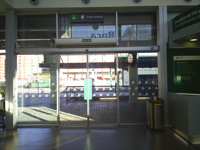Vestíbulo y acceso al andén principal de la estación provisional