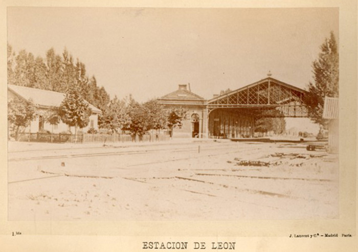 Corría el año 1883 cuando el famoso fotógrafo Laurent recaló en León, tomando esta foto del primitivo edficio. Por entonces explotaba la línea el Ferrocarril de Asturias a Galicia y León 