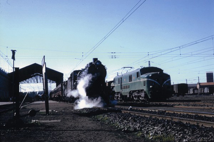 El fotógrafo inglés Fred Matthews visitó en 1963 la estación leonesa, donde todavía convivían algunos ejemplares de las últimas locomotoras de vapor tipo Mastodonte con las modernísimas locomotoras eléctricas de la serie 7700