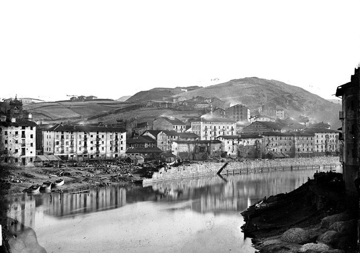 Vista del bilbaíno barrio de Atxuri tomada por Jean Laurent en 1863. Se aprecia el futuro emplazamiento de la estación del ferrocarril de Bilbao a Durango. Patrimonio Histórico, Ministerio de Cultura.