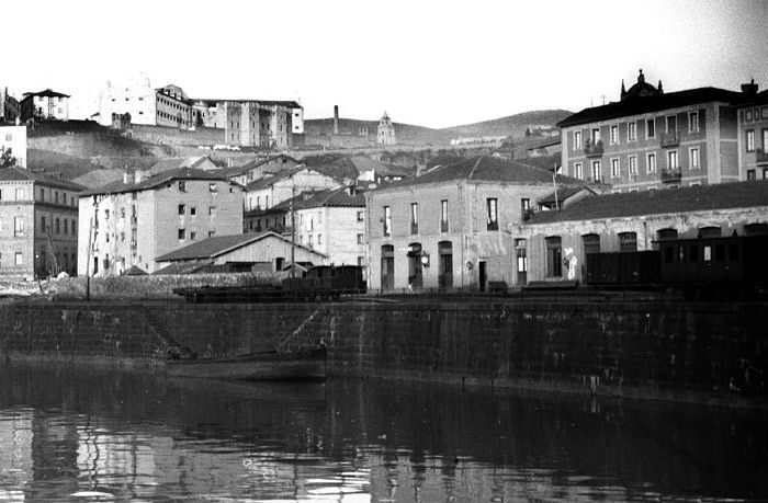 Vista de la  primitiva estación de Atxuri, hacia 1885. Archivo EuskoTren/Museo Vasco del Ferrocarril