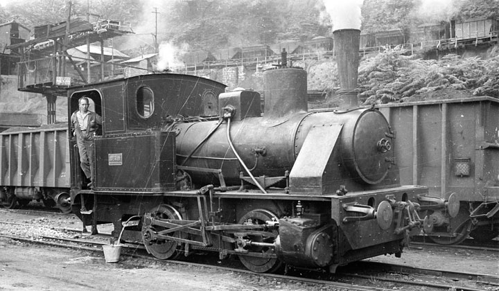 Locomotora de vapor tipo 020 de las Minas de Riosa, detenida en la estación de La Pereda de la compañía FEVE. Archivo Histórico Ferroviario, FN-27042