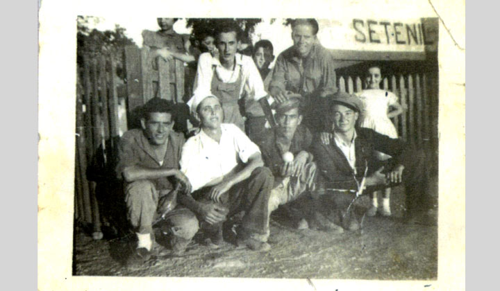 Retrato de un grupo de aspirantes a ferroviarios en la estación de Setenil. Entre ellos, un guardabarreras (1953). Archivo Histórico Ferroviario