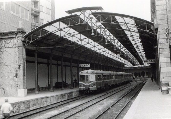 En 1967 se implantó un servicio directo desde Oviedo hasta Bilbao de la mano de los nuevos automotores MAN. Fotografía de Lawrence G. Marshall