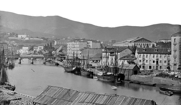 Vista de Bilbao, tomada por el fotógrafo J. Laurent en 1863. Se aprecia la recién construida estación de Abando así como el puerto fluvial sobre el Nervión, tradicional fuente de riqueza de Bilbao. Patrimonio Histórico, Ministerio de Cultura