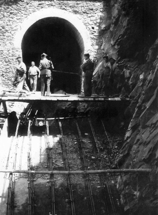 A partir de 1953 se reactivaron las obras de construcción del ferrocarril a Bermeo con la utilización de la mano de obra de los presos de un destacamento penitenciario. Se aprecia la presencia de Guardia Civil armada en servicio de vigilancia.