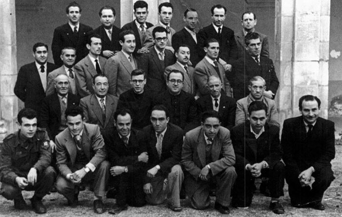 Grupo de ferroviarios de varias residencias reunidos en La Selva (Tarragona) para hacer unos ejercicios espirituales en 1954.