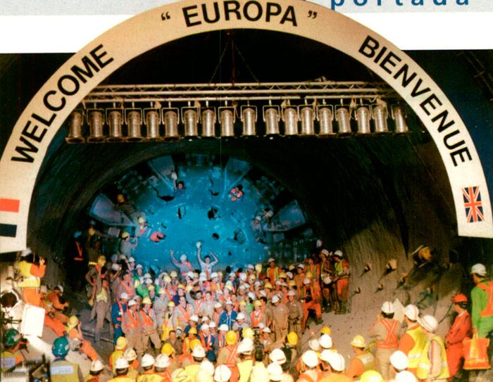 Encuentro, en 1990 de los equipos franceses y británicos bajo el mar en la construcción del Eurotunel 