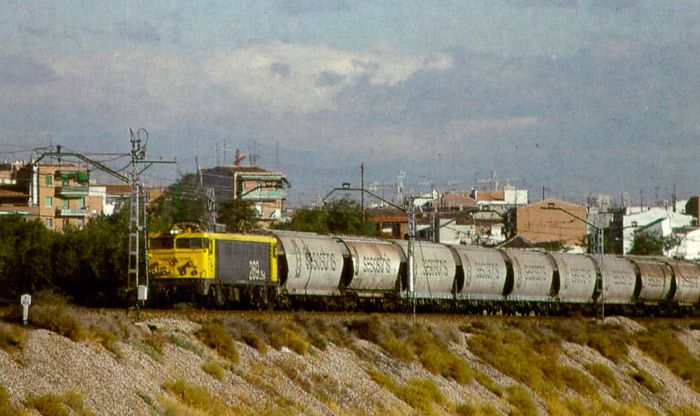 Cargas de Renfe es en 1994 el primer transportista de mercancías en España.