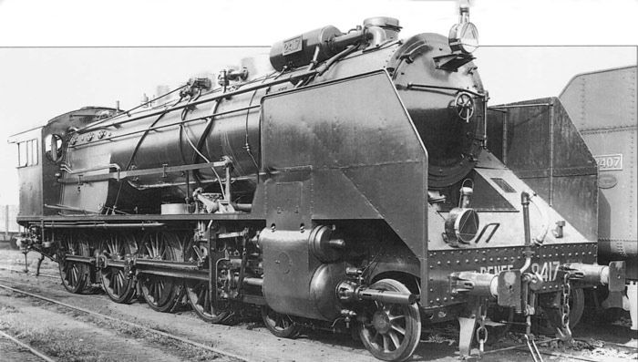 Locomotora "Renfe" 2417, con faroles de petróleo.
