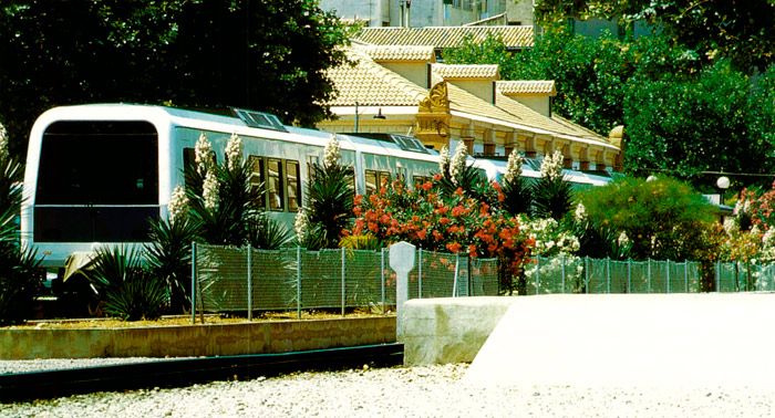 Nueva unidad de CAF en servicio en 1995 junto al antiguo material de Serveis Ferroviaris de Mallorca.