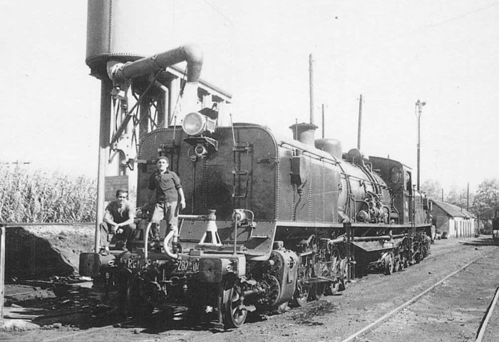 La locomotora Garrat 282 F-0421 realizaba un aguada en el depósito de Lérida en 1968. La "Garrafeta" construida por Babcock Wilcox realizaba entonces el servicio Lérida-Tarragona.